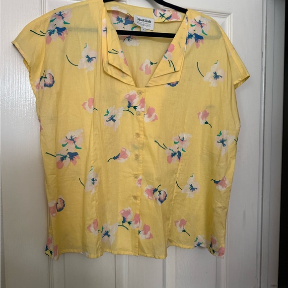 MODCLOTH X EMILY AND FIN SPIED
DELIGHT YELLOW FLORAL BLOUSE NWOT - Picture 4 of 6